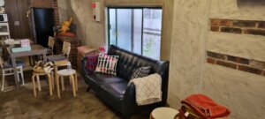Le canapé dans la salle collective de cinamone