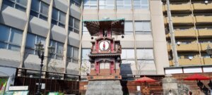 L'horloge de dogo onsen de met en mouvement