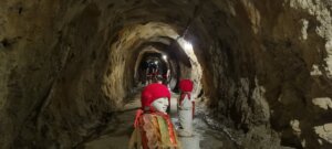 Alignement de statues dans un souterrain à Ishite
