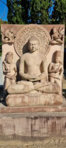 La statue d'un bouddha en position de lotus