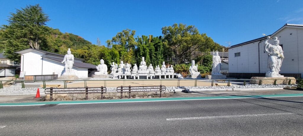 Les bouddhas blancs au bord de la route