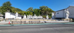 Les bouddhas blancs au bord de la route