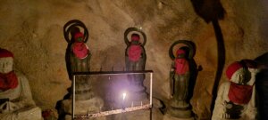 Des staues de bouddhas éclairées avec une bougie