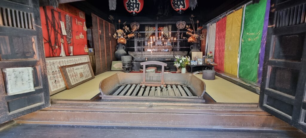 Gros plan sur l'autel du temple