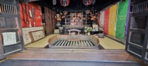Gros plan sur l'autel du temple