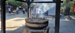Le cendrier à encens au temple d'Ishite