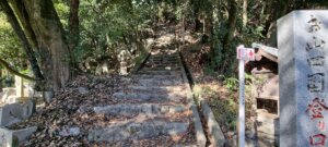 Un escalier menant vers un autre temple