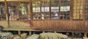 Un salon du temple dans la forêt