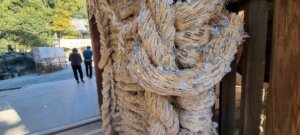 Une corde remplie de pièces à l'entrée du temple