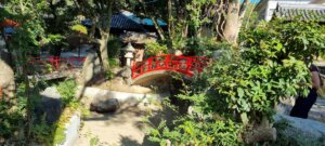 Un pont rouge dans le temple