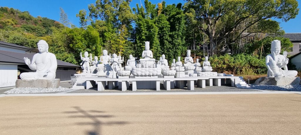 Les bouddhas blancs du temple