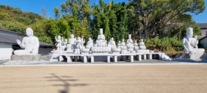 Les bouddhas blancs du temple