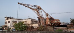 Une vieille grue dna sle port de Matsuhama