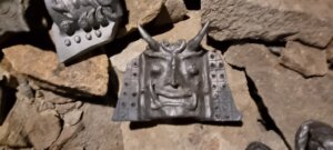 Un masque dans la caverne des onis