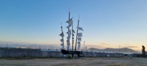 La scuplture en forme de bateau de megijima