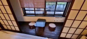 Le salon dans la chambre de l'hôtel