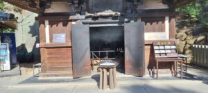 La fumée sortant du temple du mont misen