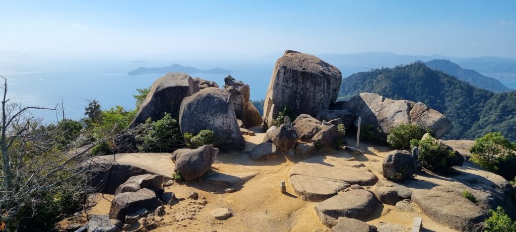 Les pierres du sommet diu mont misen