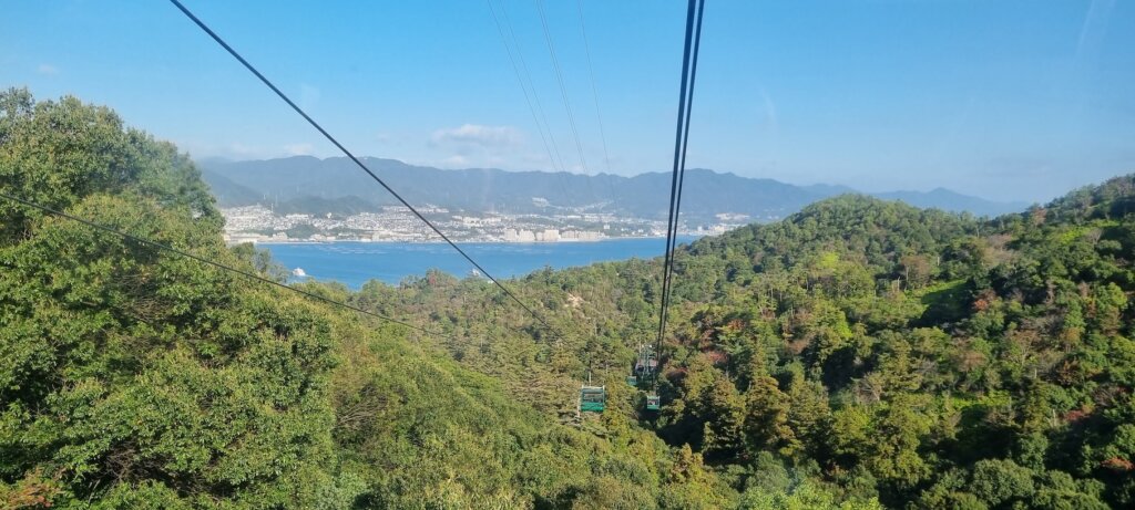 La vue depuis le téléphérique du mont misen