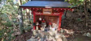 Un temple rouge dans le mont misen