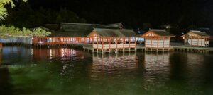 Le temple le soir