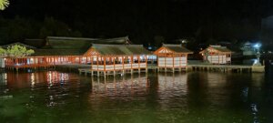 Le temple, le soir avec de l'eau