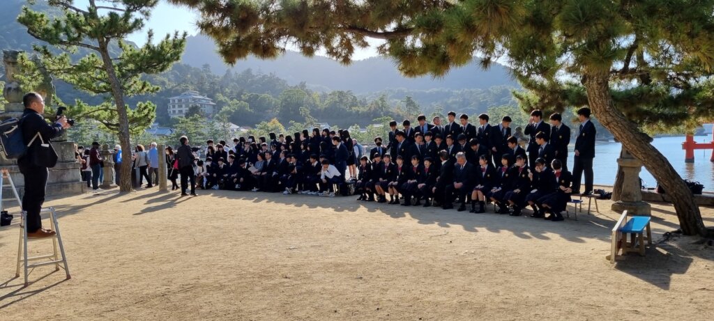 des élèves à Miyajima pour leur photo de classe