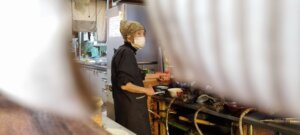 La mamie du restaurant faissant à manger