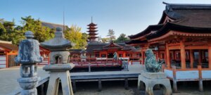 La pagode et le temple le matin avec le soleil