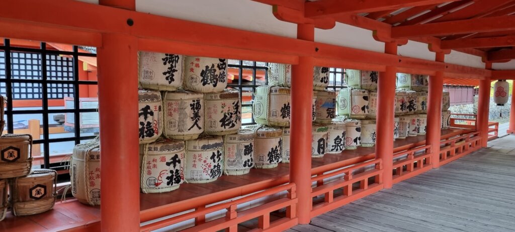 Des barils de saké dans le temple