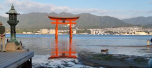 La torii avec le reflet dans l'eau