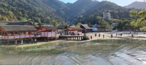 Les touristes attendant pour pouvoir prendre une photo