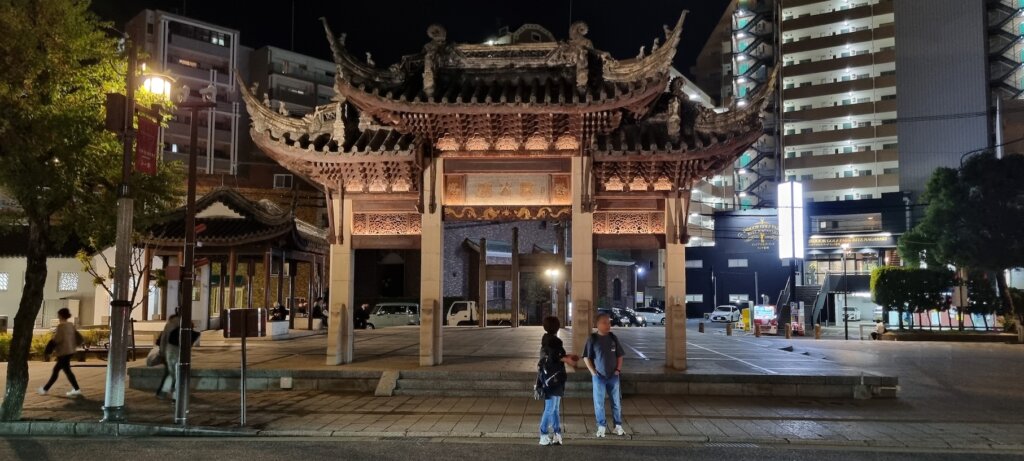 La porte du quartier chinois coté place