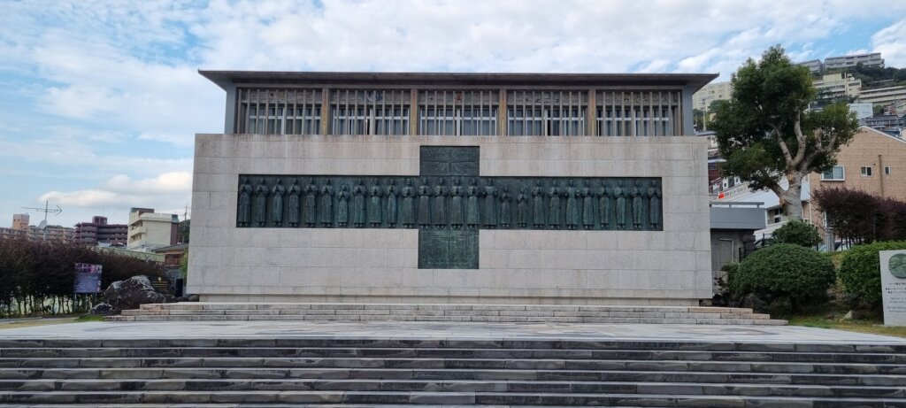 Une grande fresque représentant les 26 martyrs