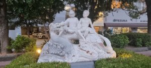 Une scuplture représentant de enfants sur un dragon à Nagasaki