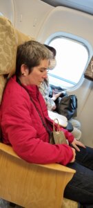 Sophie dormant dans un Shinkansen