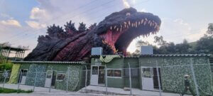 Un grand godzilla à nijigen no mori