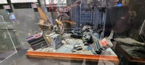 Une maquette d'une bataille de Godzilla