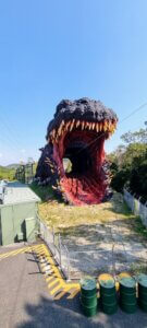 La tyrolienne allant dans la gueule de Godzilla