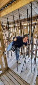 Sophie dans les câbles de l'attraction de Naruto
