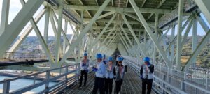 Le groupe sur la passerelle de maintenance