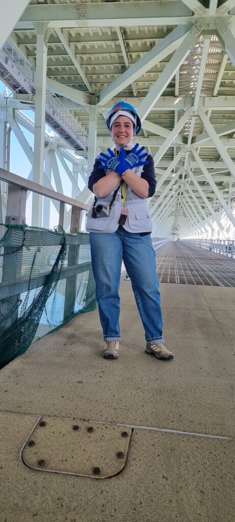 Sophie équipée pour monter sur la passerelle