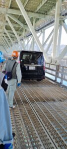 Une voiture sur la passerelle de maintenance