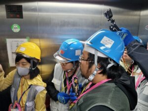 Le groupe dans l'ascenseur
