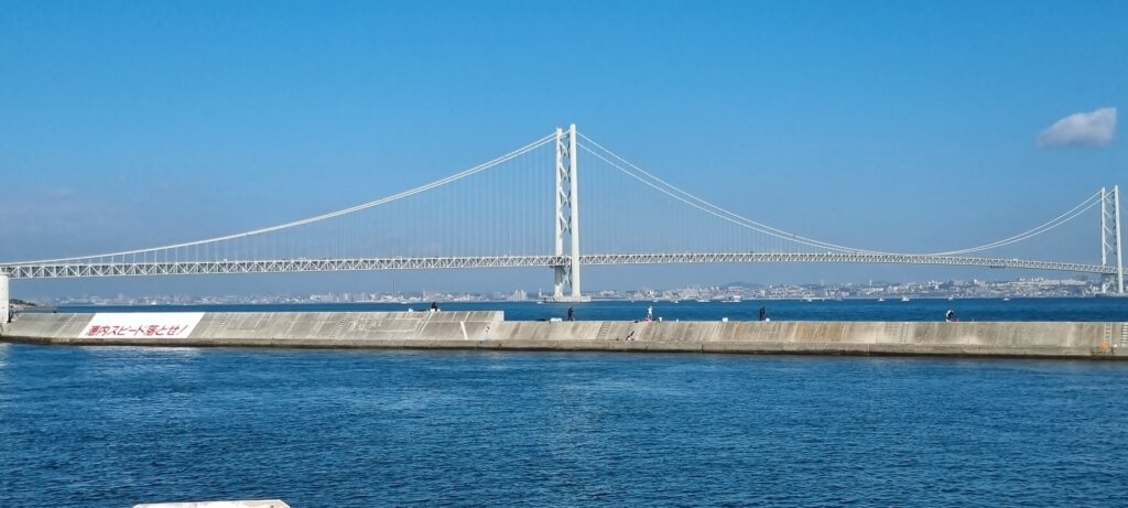 Le pont vu de loin