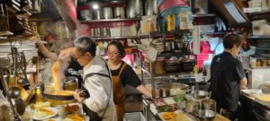 Les cuisiniers en action à Ebisu