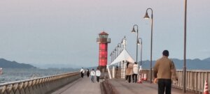 Le phare rouge du port de takamatsu