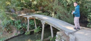 Arthur sur une passerelle