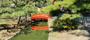 Le pont rouge et son reflet