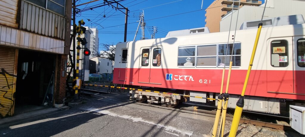 Un train passant au milieur de la ville